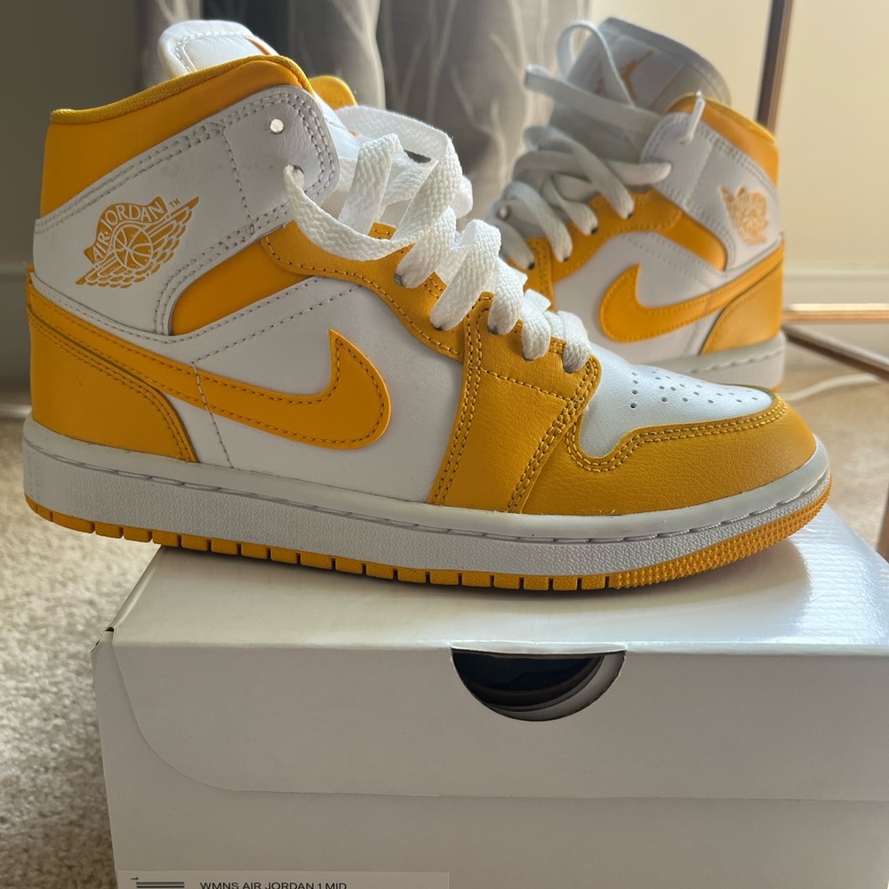 WORN ONCE Jordan 1 University Gold-White